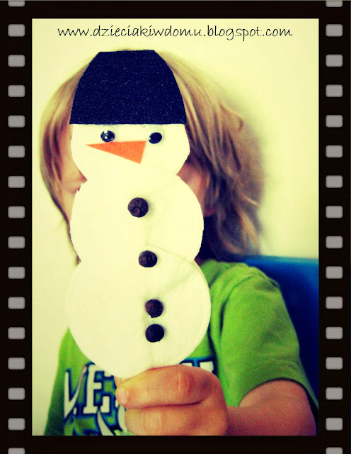 Bałwanki z płatków kosmetycznych na patyczkach