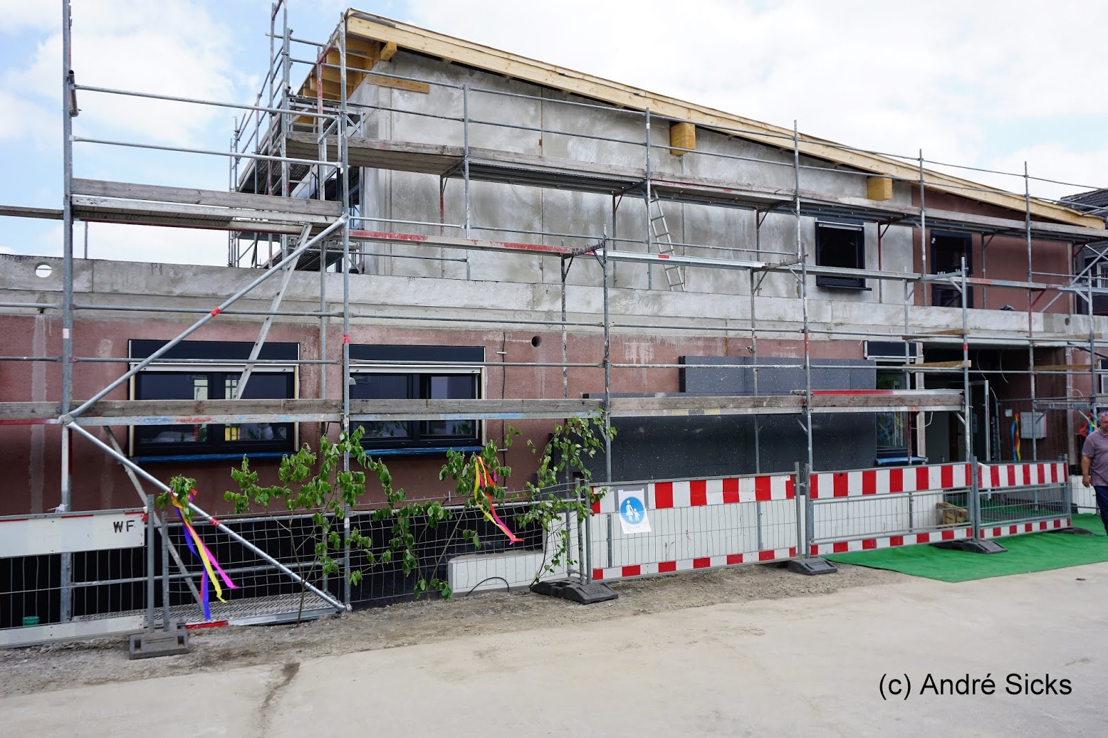 City Anzeiger Frohliches Familienfest Rund Um Die Baustelle Gewerbepark Peddinghaus Feierte Jahriges Bestehen Die Kita Blauer Planet Ihr Richtfest
