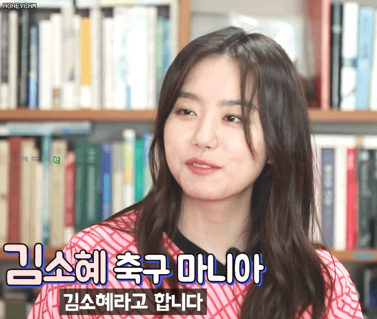 [연예] [움짤]         축구 유니폼 입은 김소혜 -  와이드섬