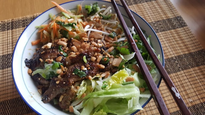 Bún Thịt Nướng (Vietnamské grilované vepřové s rýžovými nudlemi)