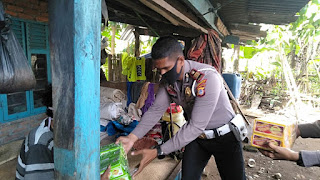 Hari ke-6 PSBB, Kasat Lantas Gowa Bagikan Masker dan Sembako di Desa Sokkolia