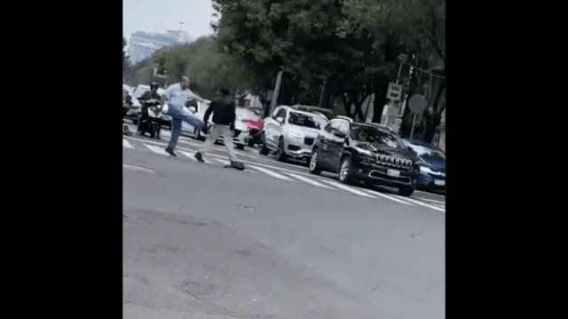 Conductor de Uber pelea contra un motociclista 
