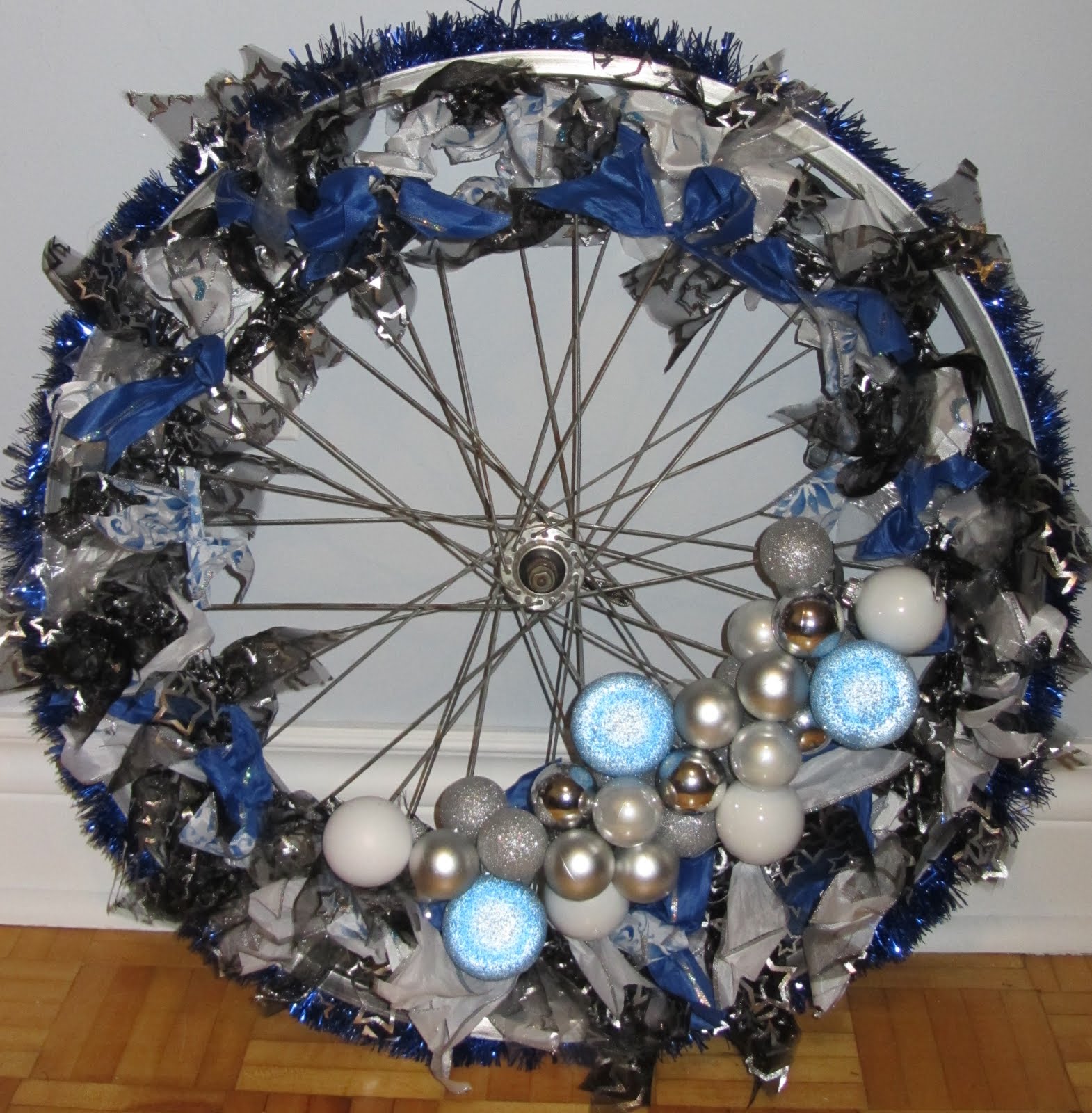 Rivuletsbeautyblog!: Christmas DIY;; Bike Wheel Wreath!