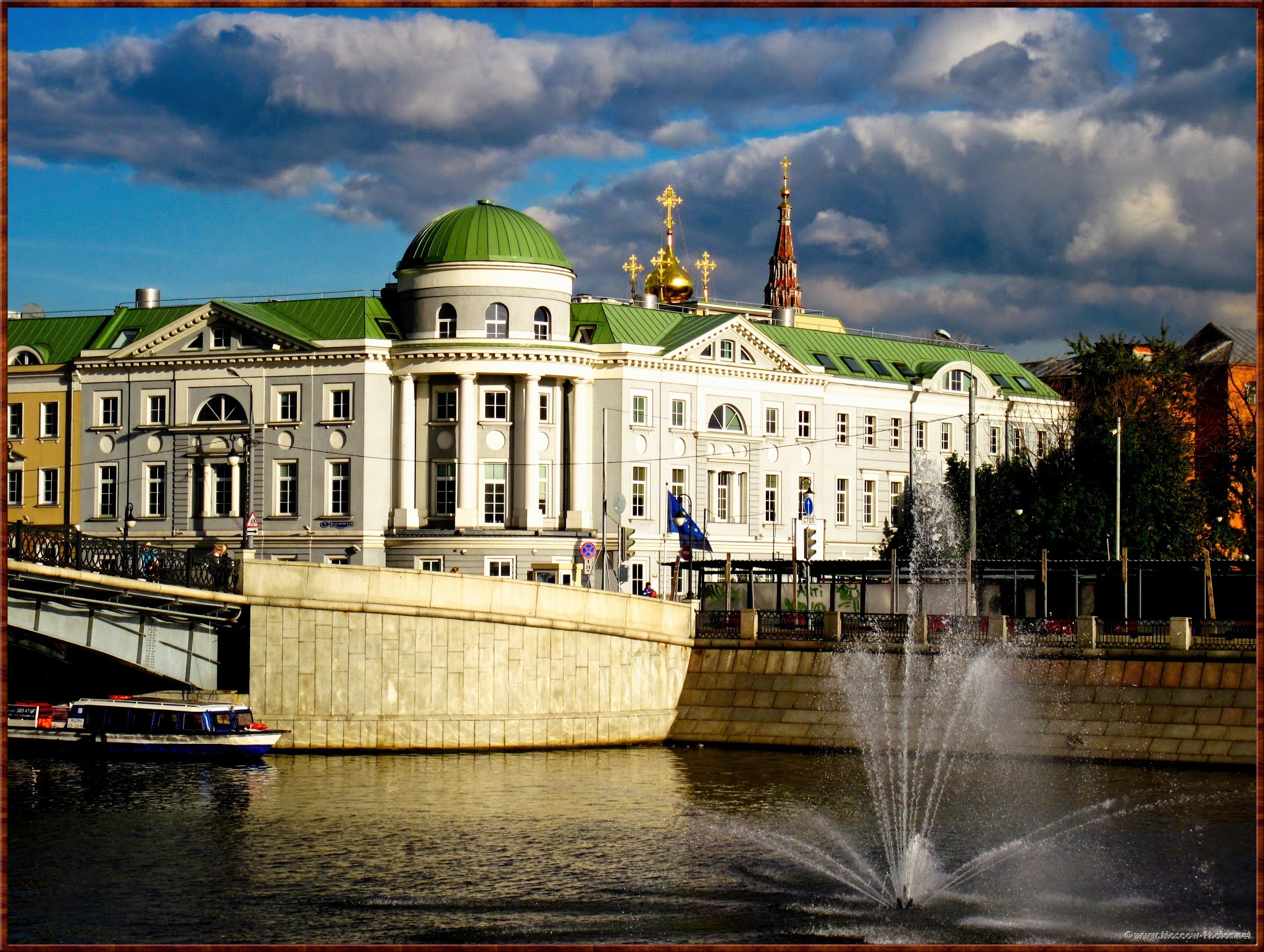 Bolotnaya Square in Moscow, fountain and bridge