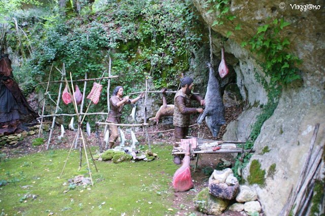 Scena di vita quotidiana preistorica rappresentata alle Grotte du Roc de Cazelle