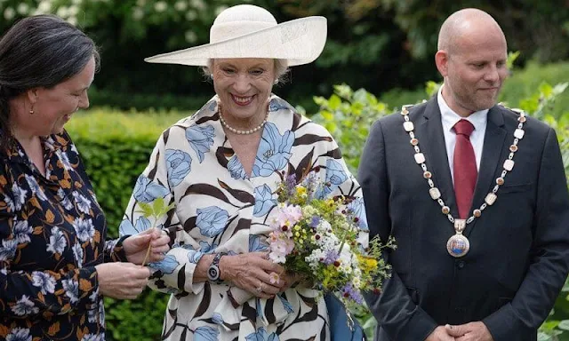 Princess Benedikte wore a floral print dress. Mayor Mikael Smed and Chair of the Board of Museum Sydøstdanmark Torben Nielsen