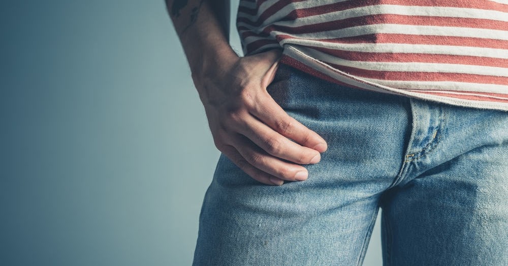 Встал под одеялом. Красивые девушки в постели. Нежное поглаживание. Rub through. Ласки руками.