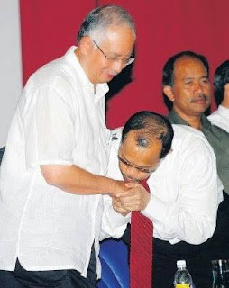cium-tangan-cara-bersalaman-bodek-ahli-politik-Shahidan-Kasim-Najib