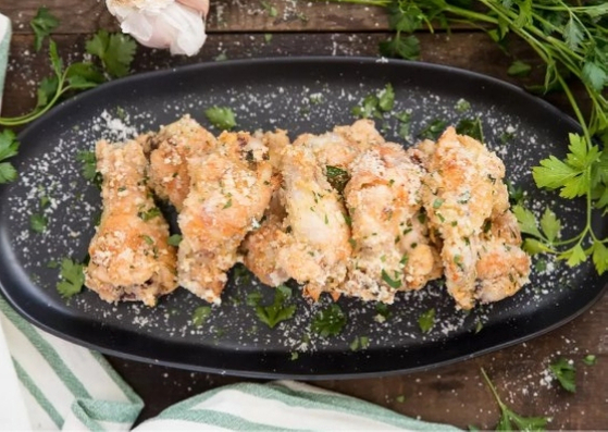 CRISPY BAKED GARLIC PARMESAN CHICKEN WINGS CRISPY BAKED GARLIC PARMESAN CHICKEN WINGS