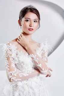Á hậu Thùy Dung mặc váy cưới đính lông vũ, hóa 'thiên nga trắng' khi làm vedette sàn diễn