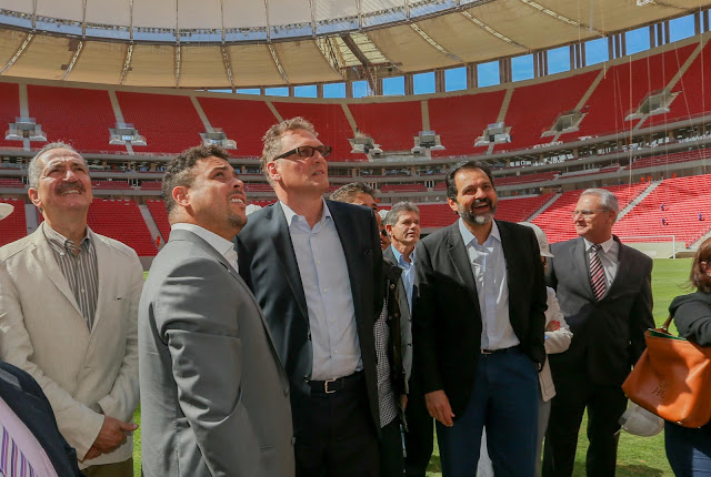 Agnelo Queiroz, Jérôme Valcke, Ronaldo e Bebeto vistoriam estádio de Brasília