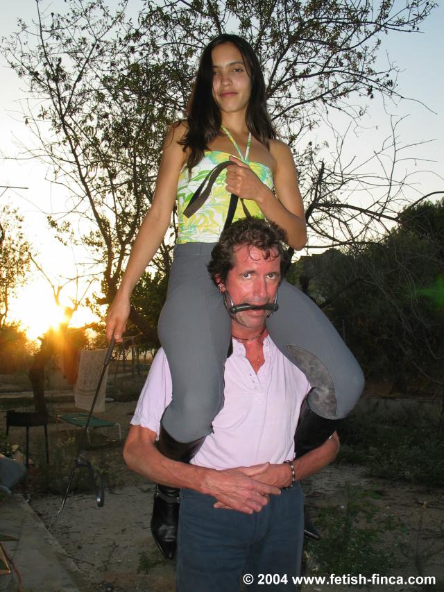 госпожа на шее раба. сильная властная женщина. госпожа на шее раба. послушная девушка. властная женщина.