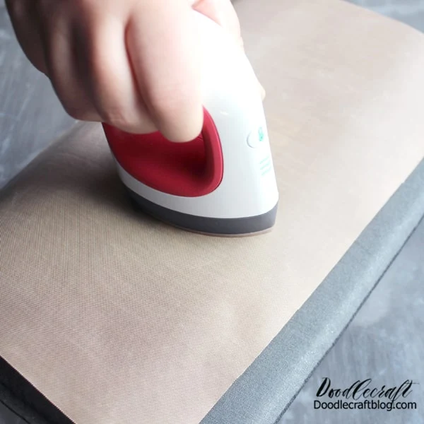 Step 3: Press Then place the iron-on on the notebook and cover with a heat protective sheet. Press with the EasyPress for about 30 seconds.