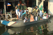 Banjir Belum Surut, Siswa Di Lamongan Sekolah Naik Perahu