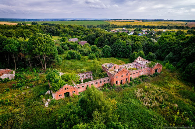 Сочинение про усадьбу рукавишниковых Полуразрушенный кирпичный скотный двор