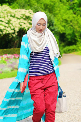 Dian Pelangi mahasiswi hijab jilbab dan manis  cantik dan ketat baju kaos