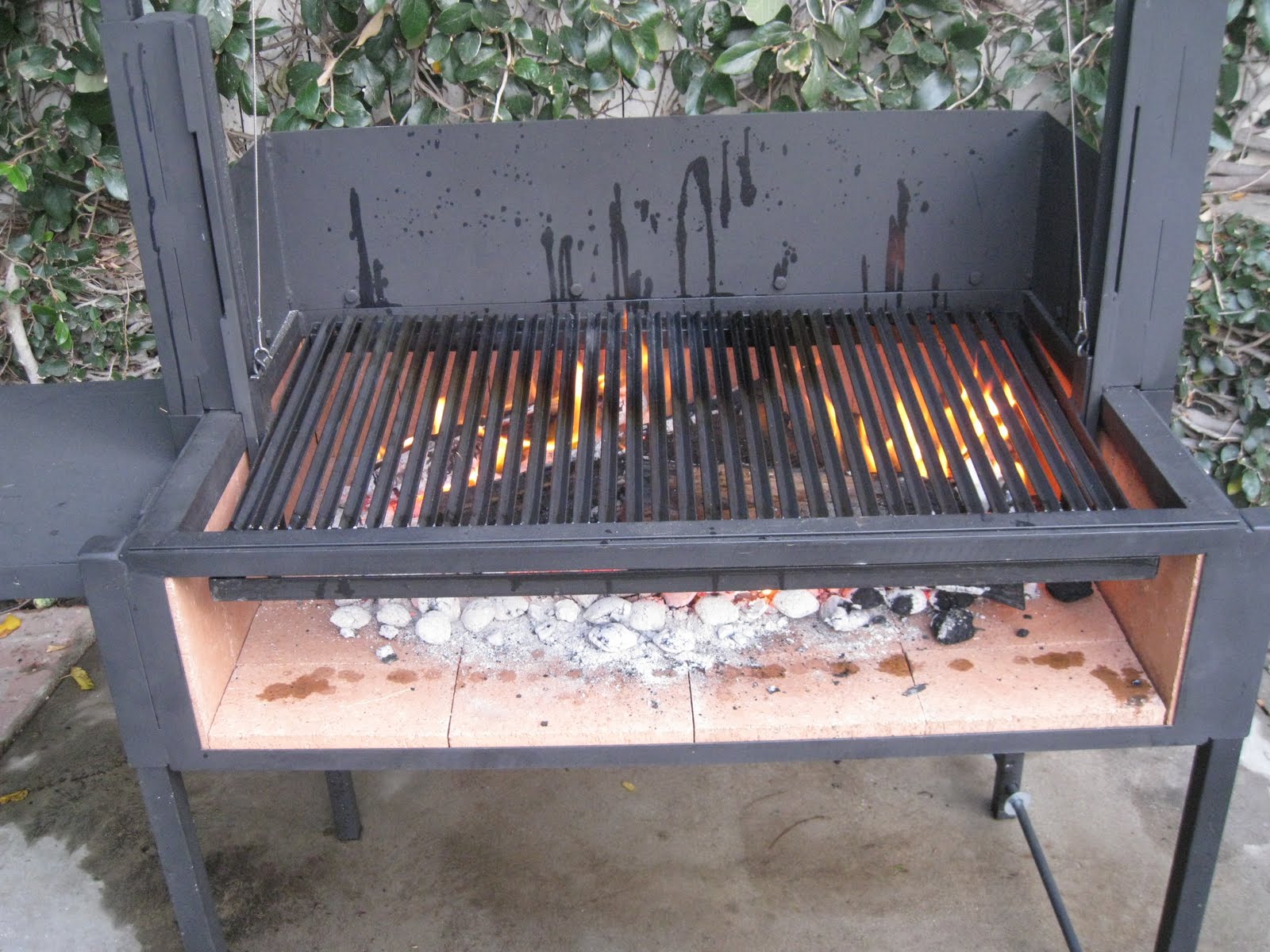 Мангал своими руками схема фото. Мангал Grinda 427782. Мангал собственными руками. Идеи для изготовления мангала. Мангал из огнеупорного кирпича на металлическом каркасе.