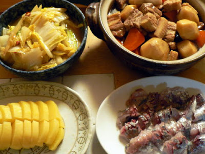 夕食の献立　献立レシピ　飽きない献立　里芋と豚バラブロック煮　白菜ガーリック炒め　鯵の刺身　沢庵