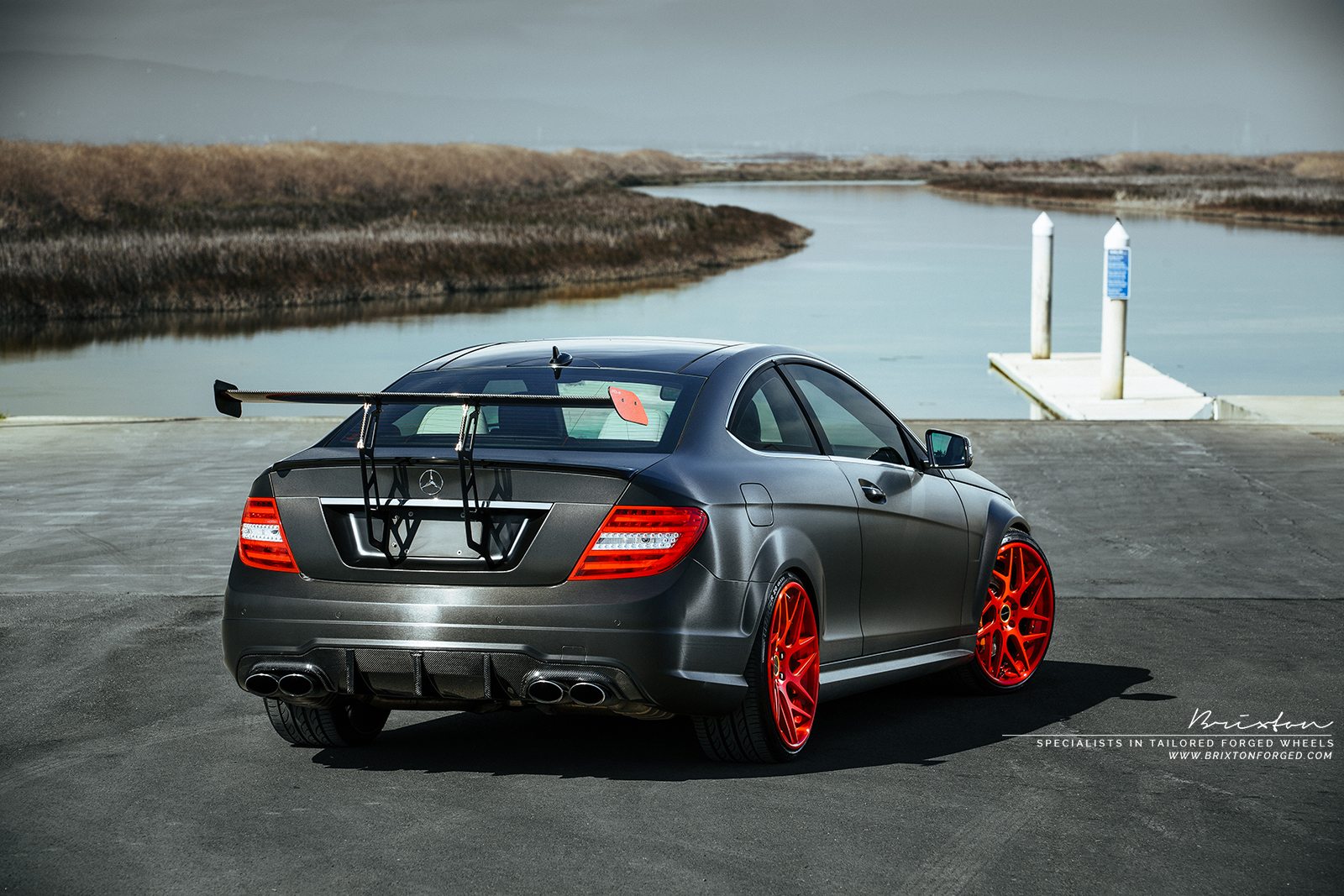 Красно черный Мерседес c63