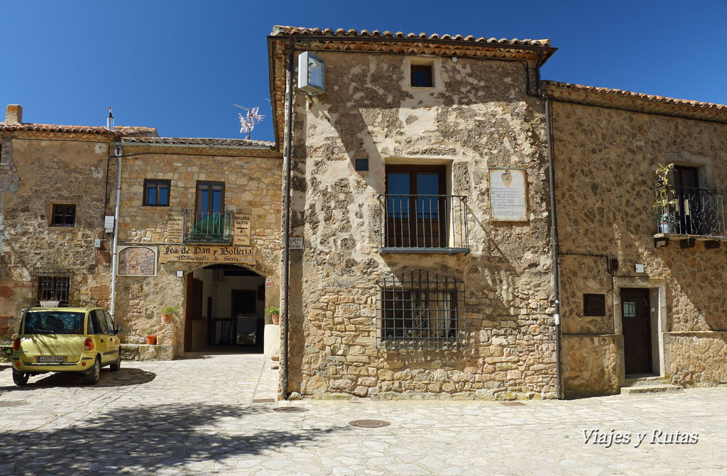 Medinaceli, plazuela de la iglesia