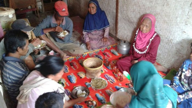 Hidup Jauh Dari kata pas-pasan, Saking pas-pasannya Keluarga ini Rela makan Kulit Singkong Setiap Hari