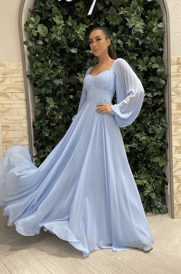 vestido longo azul serenity com mangas longas para madrinha de casamento