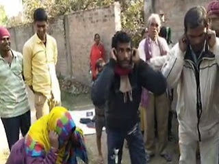 धर्म परिवर्तन के आरोप में 1 महिला समेत 3 लोगों को ग्रामीणों ने पीटा; उठक-बैठक के बाद चटवाया थूक धर्म परिवर्तन के आरोप में 1 महिला समेत 3 लोगों को ग्रामीणों ने पीटा; उठक-बैठक के बाद चटवाया थूक