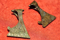 miniaturowe brązowe toporki ze Starego Miasta w Kaliszu, tzw. Perunowe toporki