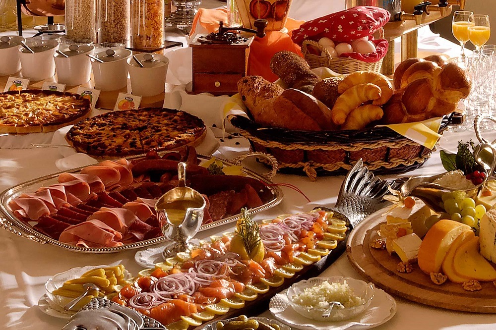 How to Host a Perfect Post Wedding Brunch? We Got You Covered!