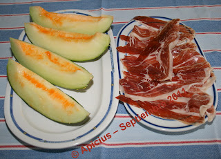  816º Menú, Aperitivo, prosciutto con melone, tartaleta de <strong>hojaldre</strong> con <strong>bonito</strong> y tomate, entrecot con pimientos y fritas y dulcería 