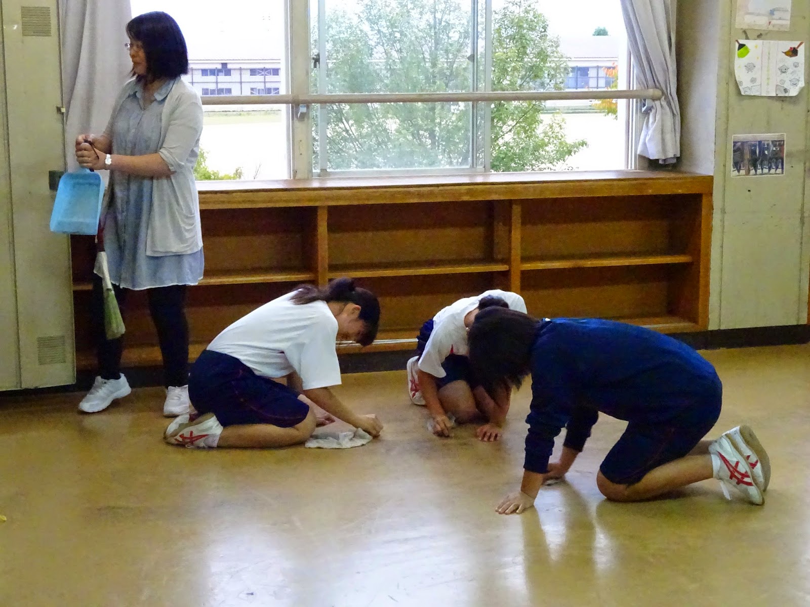 高畠四中 学校日誌: 床の汚れ落とし