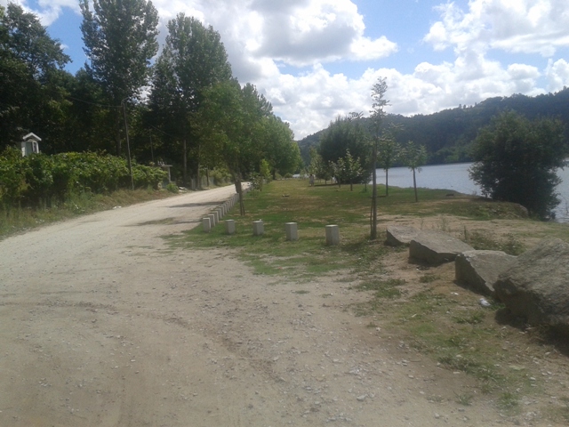 Estrada de terra ao lado da praia de Melres