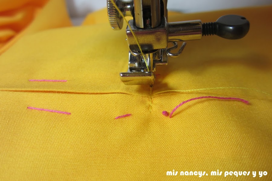 mis nancys, mis peques y yo, tutorial DIY funda de cojín sencilla con cremallera y volante, coser final cremallera