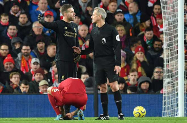 Fan Liverpool nổi cơn tam bành: Trọng tài “kiến tạo” bàn thua gây tranh cãi Fan Liverpool nổi cơn tam bành: Trọng tài “kiến tạo” bàn thua gây tranh cãi