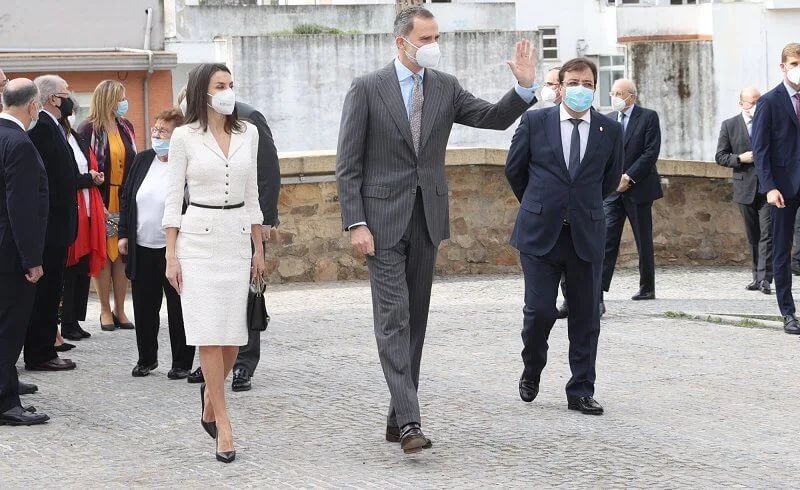 Queen Letizia wore a tweed dress from Felipe Varela, and leather toe pumps from Prada. Nina Ricci Marché Chaine medium leather shoulder bag