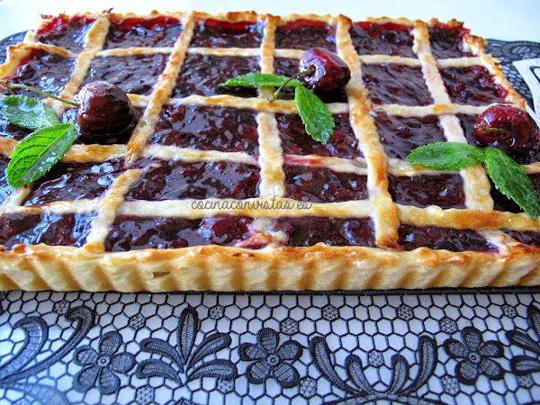 Enrejado de Cerezas y Queso sobre Mazapán.