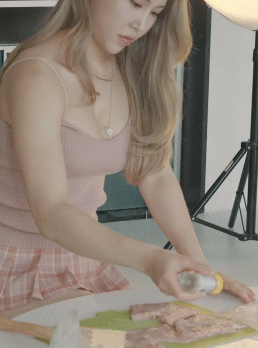 돈까스 튀기는 ㅊㅈ 민소매 가슴골