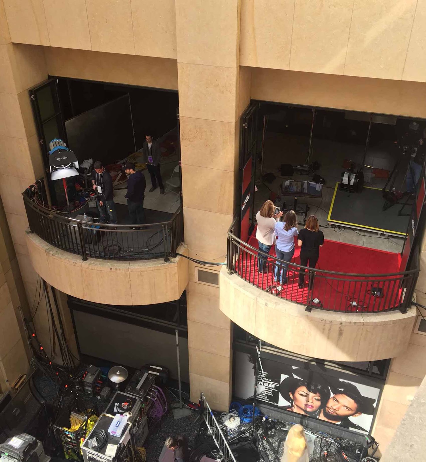 TV-lähetyksen valmistelua parvekkeella Gaalan valmistelua