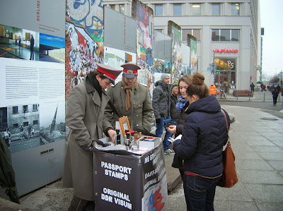 Muro Berlín, salvoconducto,  Berlin, Alemania, round the world, La vuelta al mundo de Asun y Ricardo, mundoporlibre.com