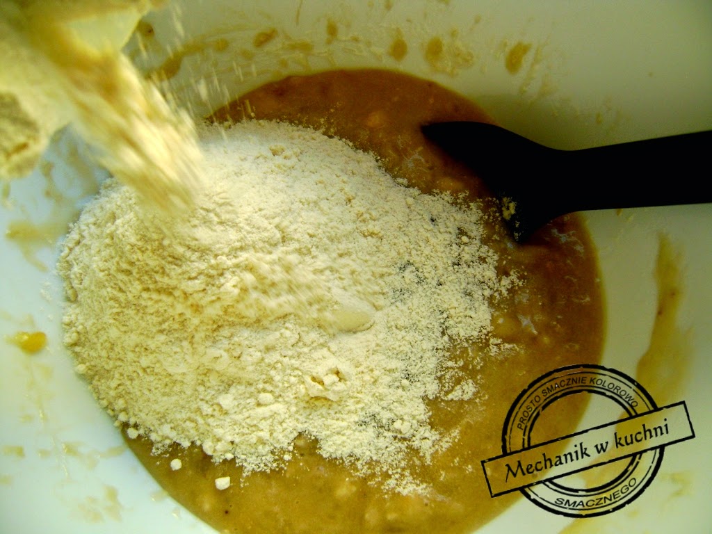 Muffiny bananowe Cukiernia Lidla Mechanik w kuchni mieszanie miazgi bananowej z mąką 