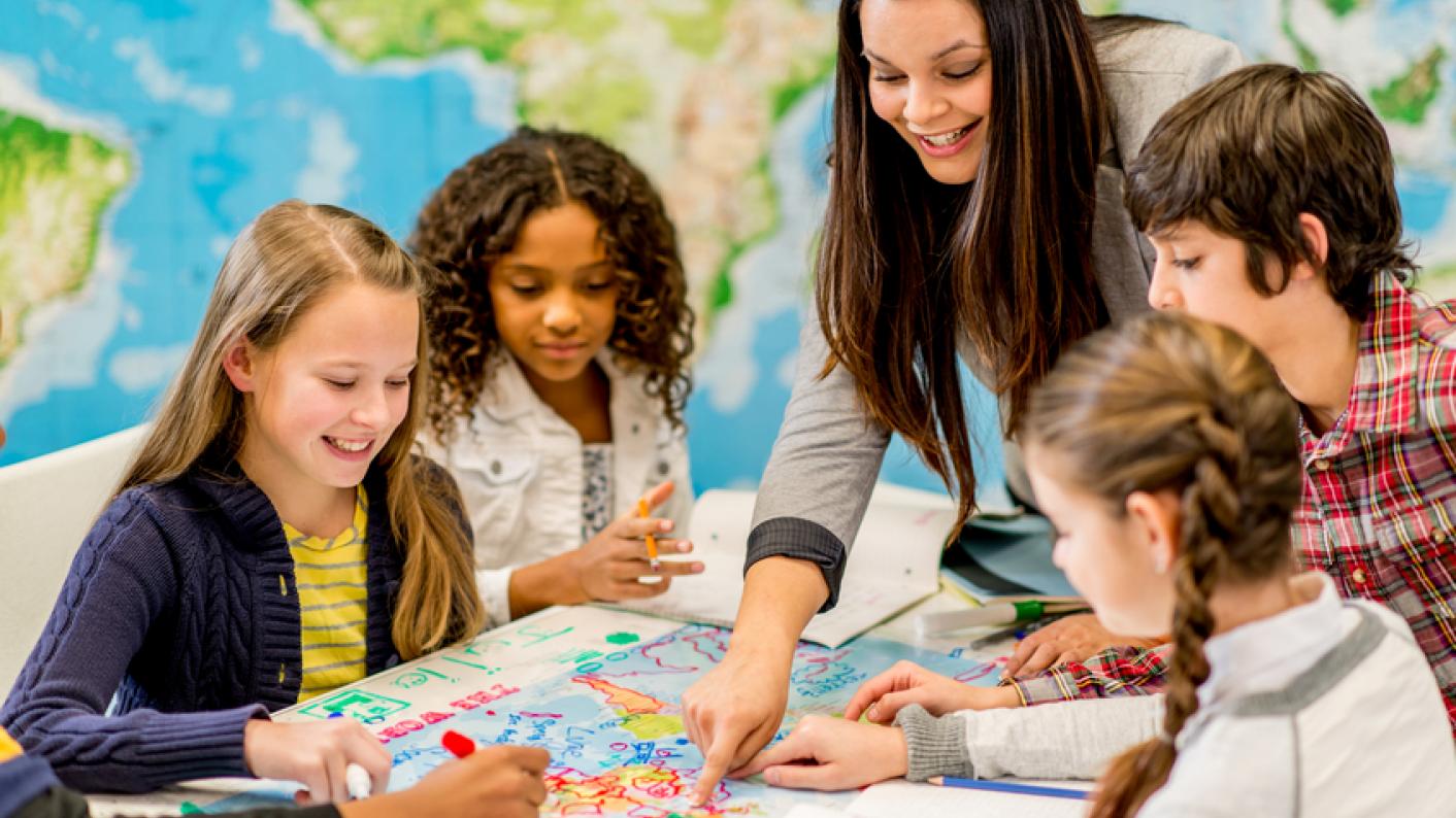 учитель в американской школе. коллектив учеников. образование картинки. американский учитель мужчина. преподаватель объясняет.