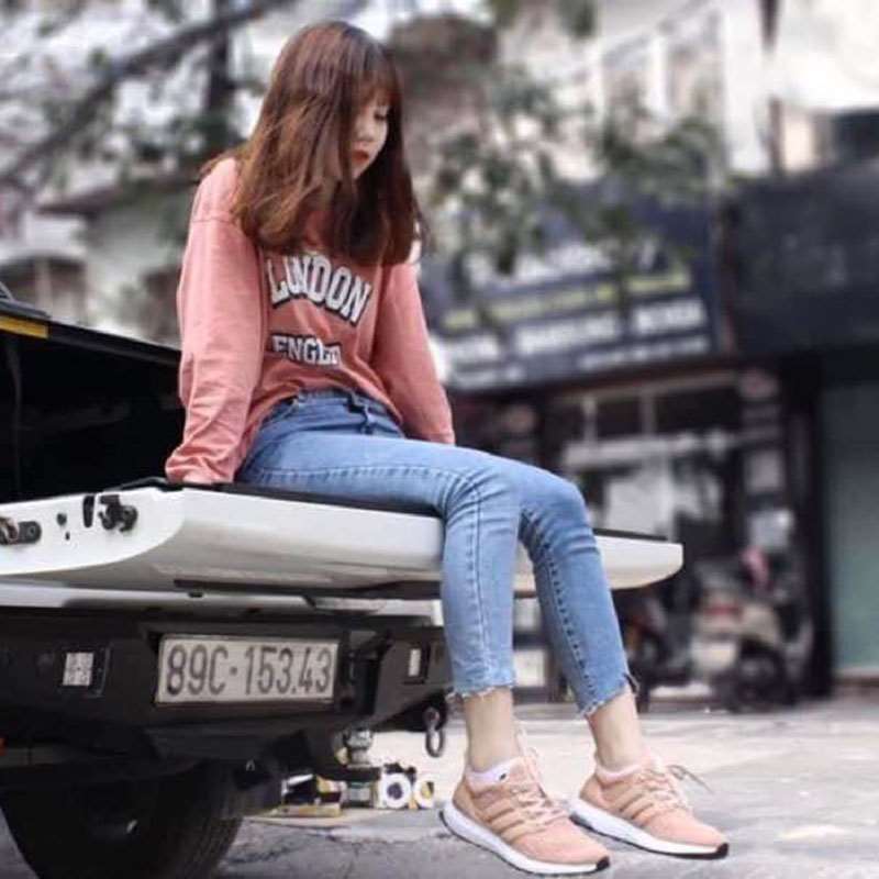 Giày sneaker chuyên chạy bộ và hoạt động thể thao Giày sneaker chuyên chạy bộ và hoạt động thể thao