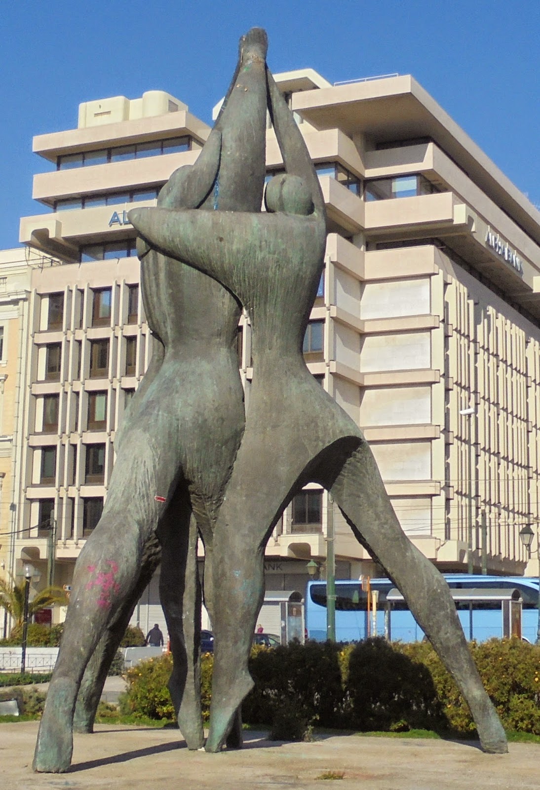 Το μνημείο της Εθνικής Συμφιλίωσης στην πλατεία Κλαυθμώνος
