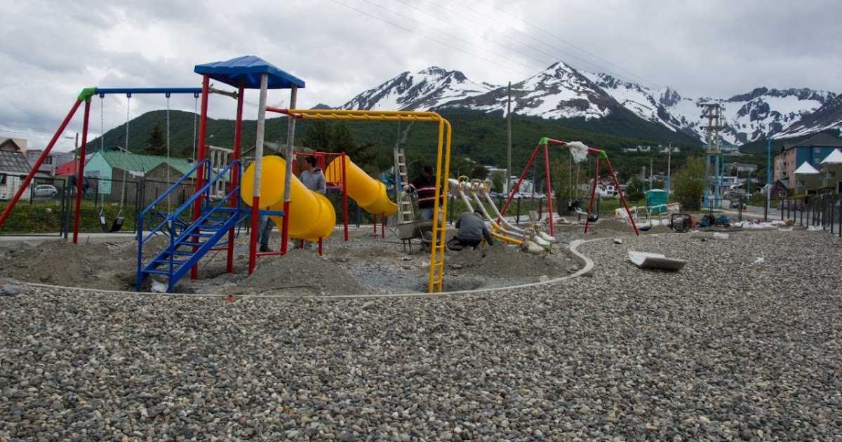Recuperación de Espacios Públicos: Ushuaia coloca Juegos en la Plaza de los Niños - Portal La TDF