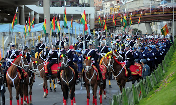 la caballería salió en la marcha nocturna de La Paz recordando el 23 de marzo