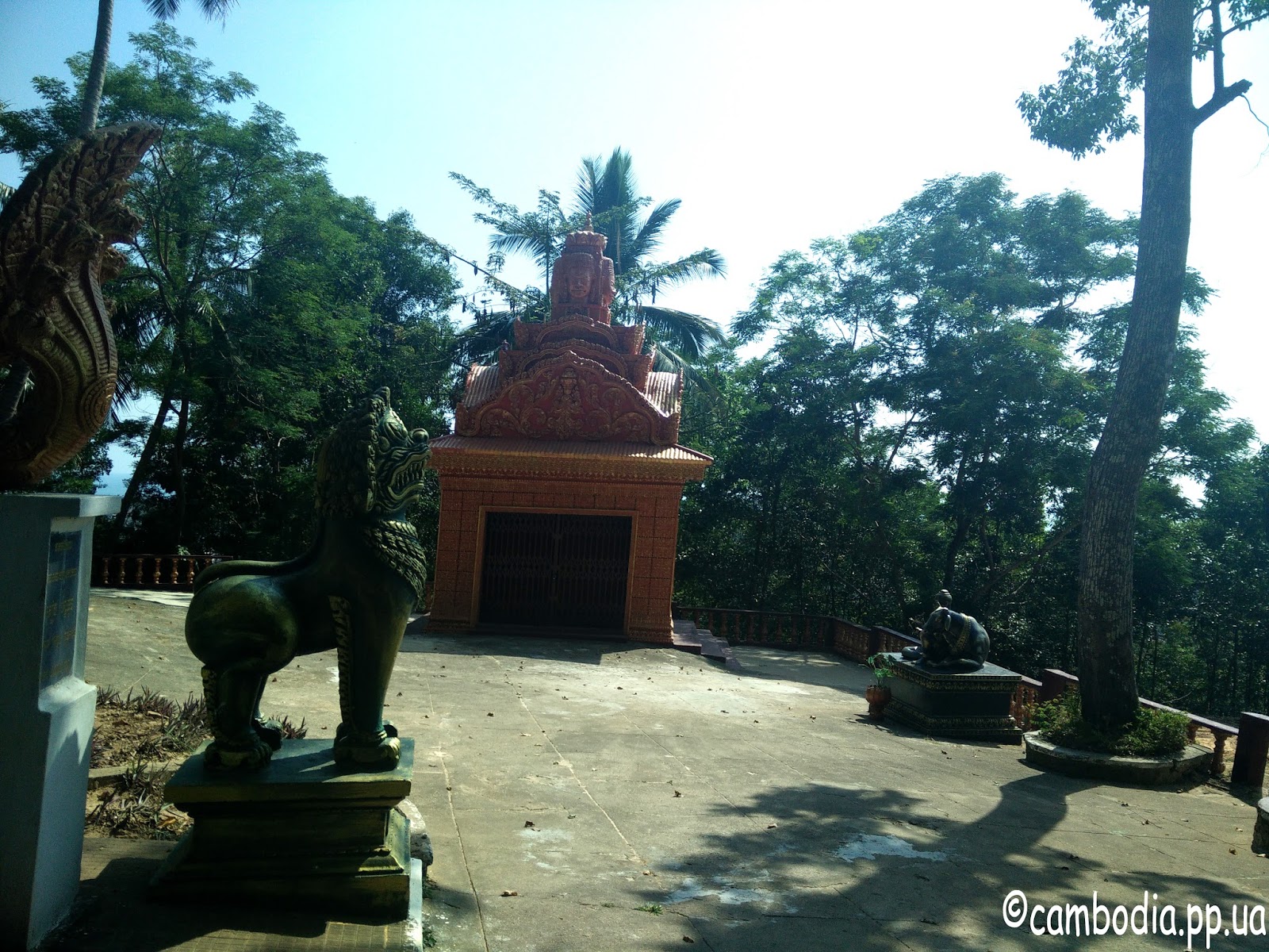 Территория храма Wat Leo в Сиануквиле