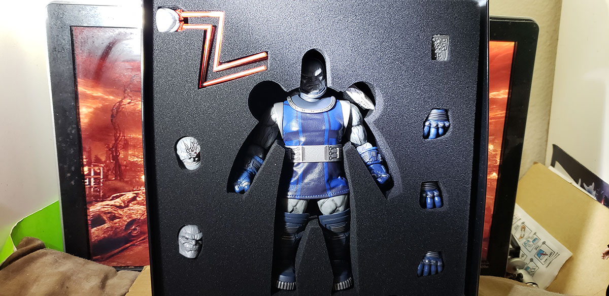 Review - Mezco Darkseid (Review) 02-tray