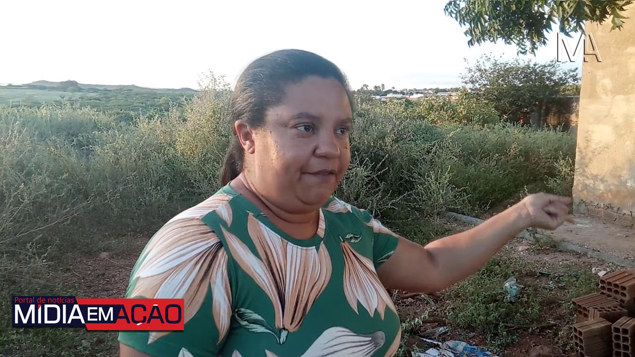 Moradora do Loteamento Moxotó denuncia acúmulo de mato e falta de saneamento básico