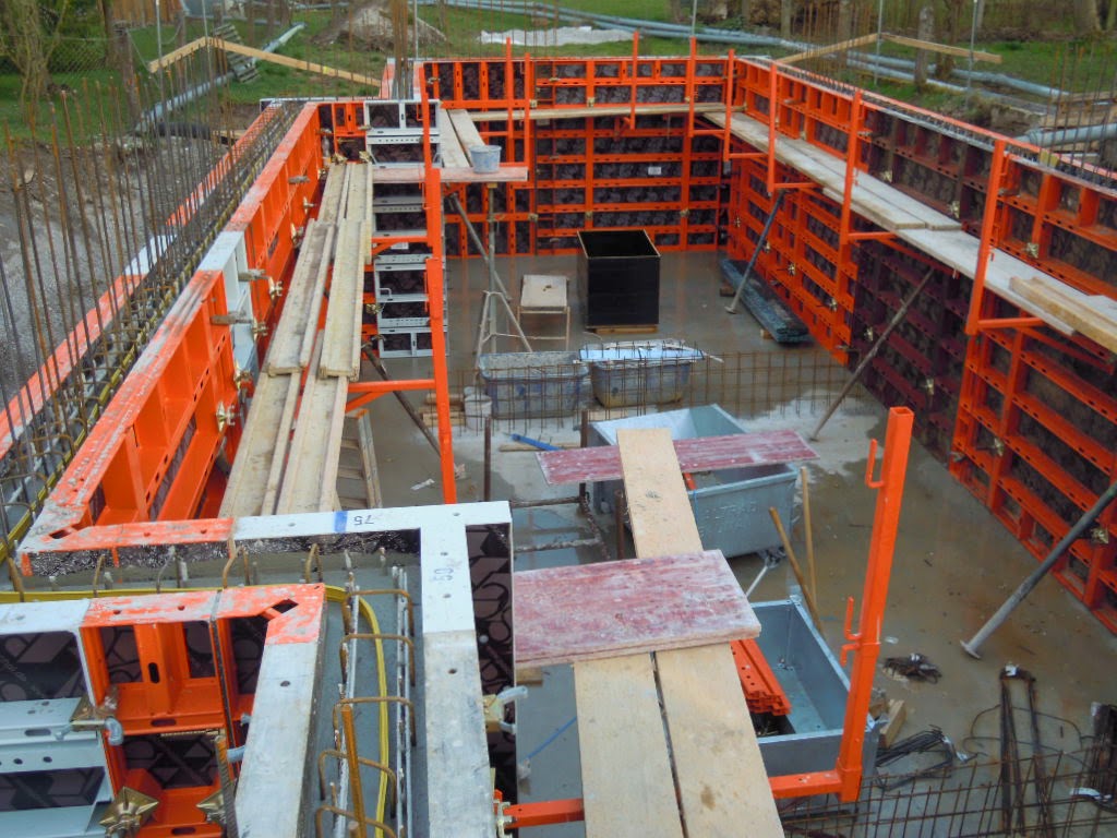 Schloß Tiefenbach: Kelleraußenwand - Beton und Wasseranschluss