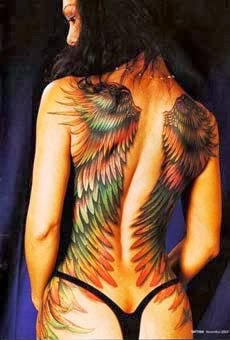 Tatuagem de asas nas costas